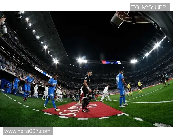 马内的足球传奇之路：从非洲小村到世界顶级球场的辉煌历程